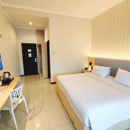 Royal Park Hotel Samarinda Buitenkant foto