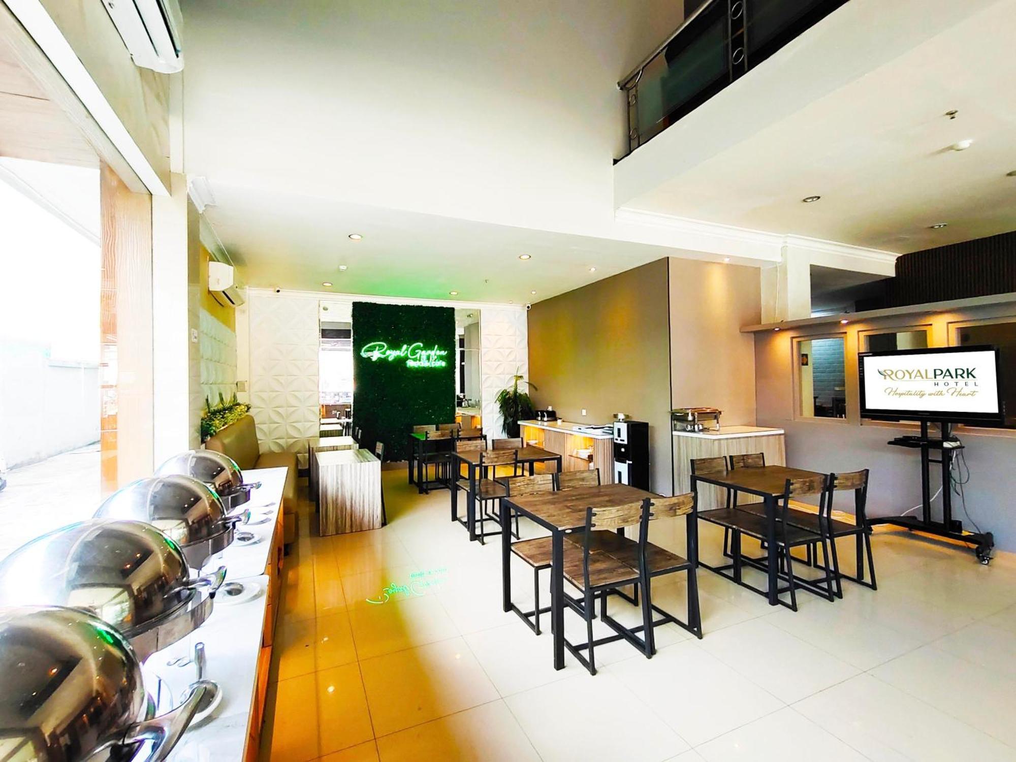 Royal Park Hotel Samarinda Buitenkant foto