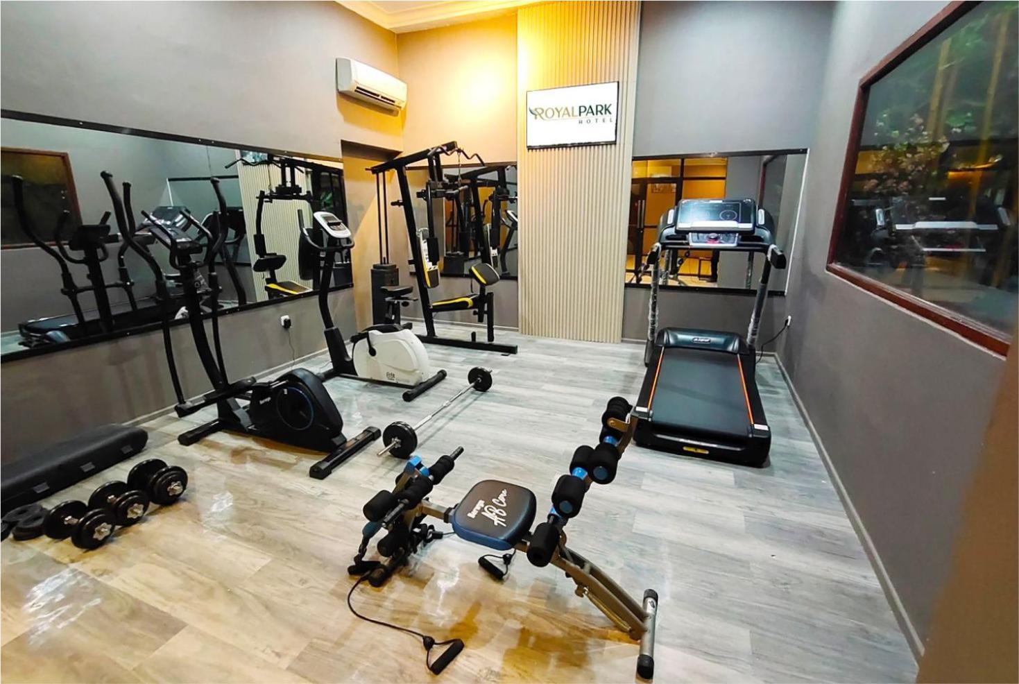 Royal Park Hotel Samarinda Buitenkant foto