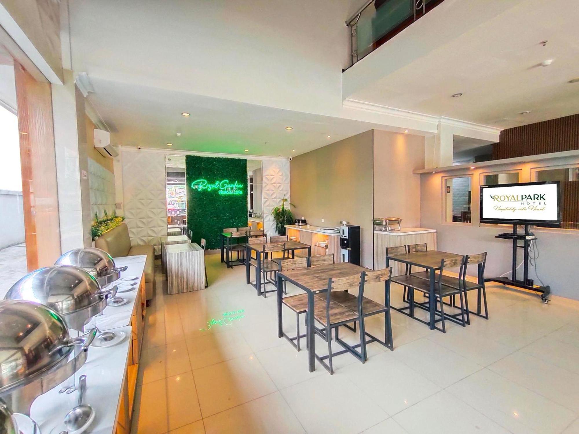 Royal Park Hotel Samarinda Buitenkant foto