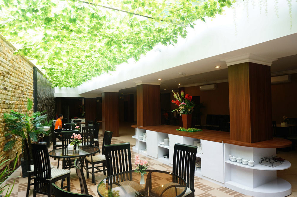 Royal Park Hotel Samarinda Buitenkant foto