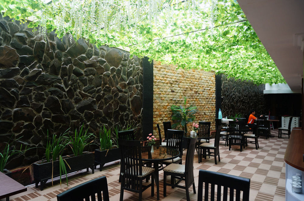 Royal Park Hotel Samarinda Buitenkant foto