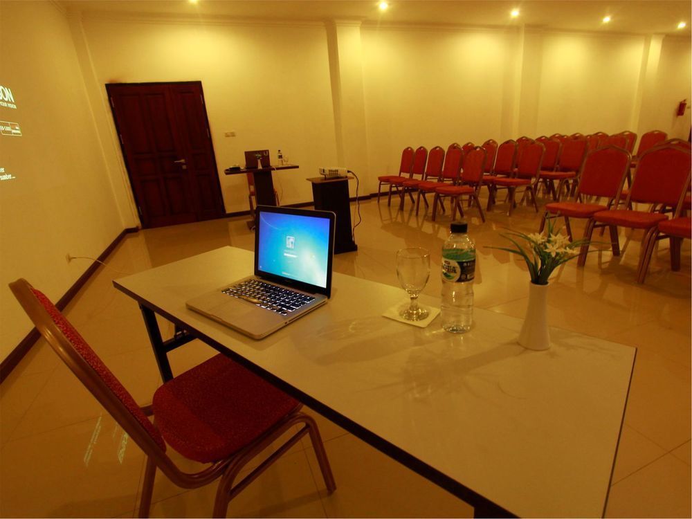 Royal Park Hotel Samarinda Buitenkant foto