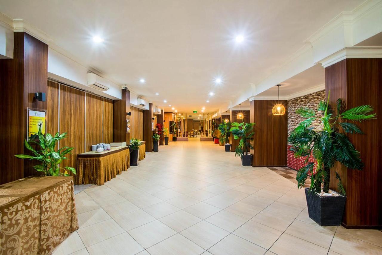 Royal Park Hotel Samarinda Buitenkant foto
